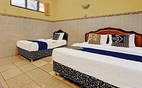 Oyo Life 91677 Hotel Citra Dewi 3